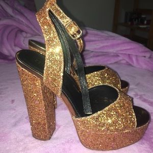 glitter open-toe pumps (“golden goddess heel”)